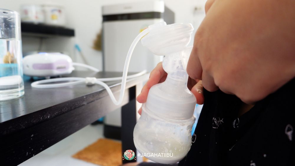 Feature Image 5 Tips Praktis untuk Ibu Menyusui di Kantor Tanpa Ruang Laktasi Asimor ASI Booster Pelancar ASI